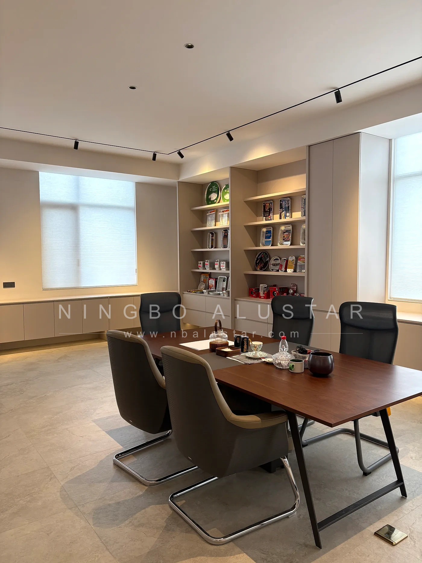 Kundenbesprechungsbereich im Showroom für Aluminiumfolienbehälter