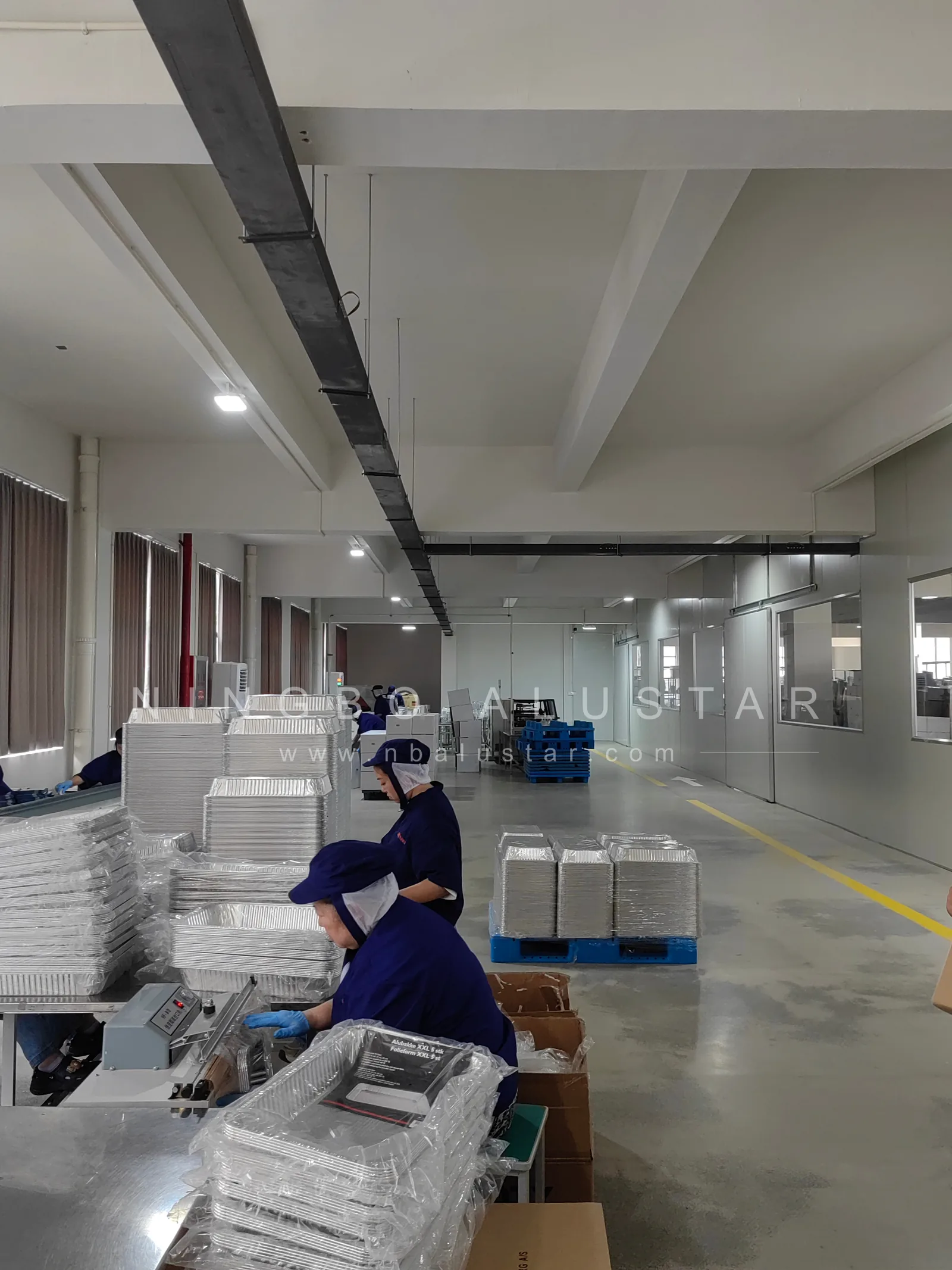 Gestapelte und verpackte Aluminiumfolienschalen in der Fertigung