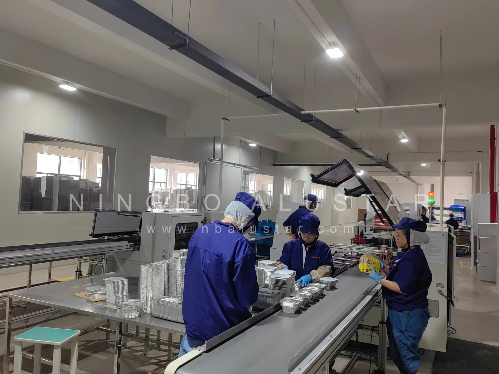 Mitarbeiter prüfen und verpacken Aluminiumfolienbehälter an der Linie