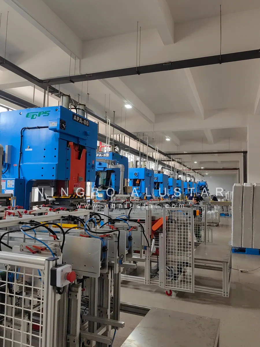 Blaue Pressen für Aluminiumfolienbehälter in einer Produktionslinie
