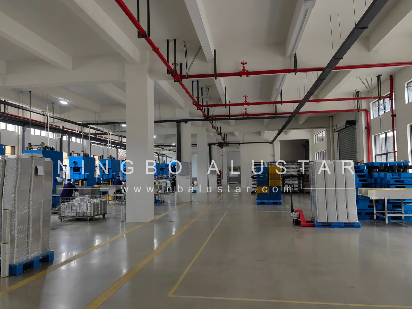 Werkstattgang mit fertigen Aluminiumfolienprodukten und Produktionsanlagen